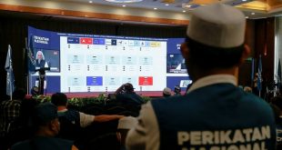 Malaysia faces hung parliament in tight election race