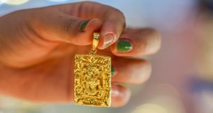 Gold prices inch up