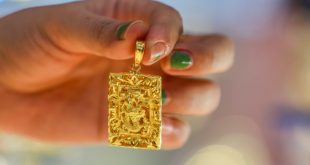 Gold prices edge up