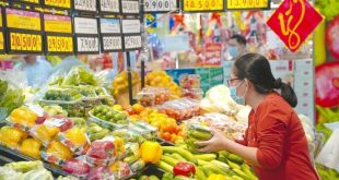 HCMC supermarkets offer discounts amid low demand