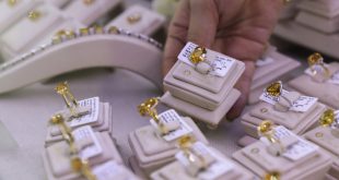 Gold prices inch down