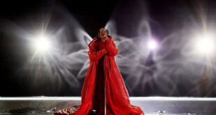 Pregnant Rihanna lights up Super Bowl stage with 'Diamonds'