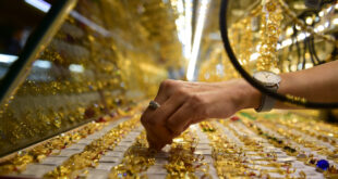 Gold prices hit one-month low
