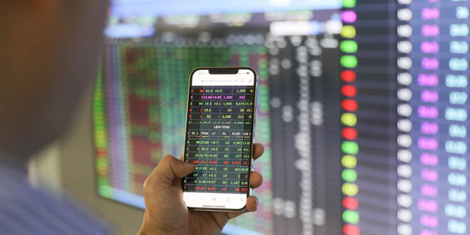 Last-minute trading boosts VN-Index up