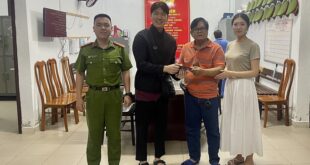 Da Nang police return lost iPhones to foreign tourists