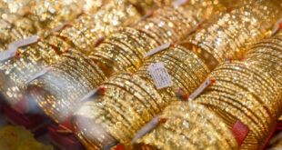 Gold prices tiptoe up