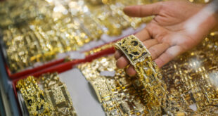 Gold prices dip