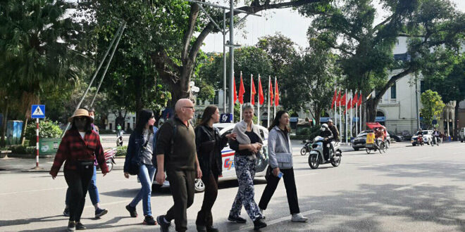 Foreign experts urge Vietnam to relax visa policies, improve tourism services
