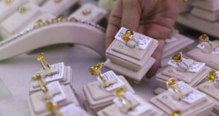 Gold prices edge lower