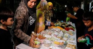 Malaysian volunteers collect food for needy to tackle Ramadan waste