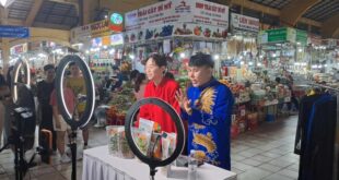 HCMC market goes viral as TikTok influencers teach vendors online sales