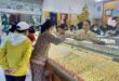 Stores packed with gold traders as prices swing