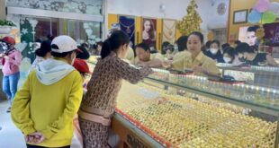 Stores packed with gold traders as prices swing