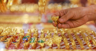 Gold prices edge down