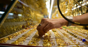 Gold prices plunge from new peak