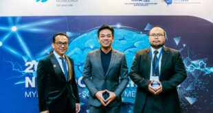 From left to right, Assoc. Prof. Dr. Khairul Azmi Abd Kadir, President of MyNIS, Dr. Kamal Amzan, CEO of Gleneagles Hospital Johor, Dr. Md Yuzairif Md Yusof, Consultant Neurointerventional Radiologist of Gleneagles Hospital Johor.