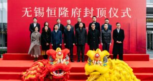 (First row) Mr. Louis Tong, Deputy Director – Project Management (4th from the left); Mr. Tsz Chuen Cheng, Deputy General Manager – Project Management (3rd from the right); Ms. Doris Poon, Deputy General Manager – Center 66 in Wuxi (2nd from the left); Mr. Zi Chuan Zhou, Deputy Secretary of Liangxi District in Wuxi and District Mayor (4th from the right); Mr. Da Yan Xia, Executive Deputy Director of East China Sub-bureau of China Construction Third Engineering Bureau (3rd from the left) and (Second row) Mr. Guo Ning Liu, Secretary of the Party Committee and General Manager of China Construction Third Engineering Bureau Group (East China) (1st from the left), officiate the topping out ceremony of Center Residences in Wuxi