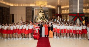 Amari Johor Bahru General Manager, Pauline Chua (centre in orange dress) posing for a photo with the choir from Sekolah Menengah Kebangsaan Infant Jesus Convent after the Christmas tree light up event.