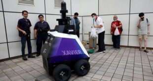 Singapore to put more police robots on the streets