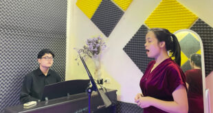 Vietnamese find spirit in karaoke lessons