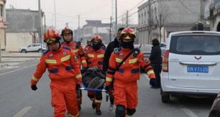 Chinese rescuers brave freezing cold to find earthquake survivors