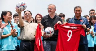 PMs in exchange with female footballers of Vietnam, Australia