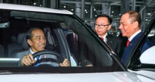 Indonesian president Widodo visits VinFast factory