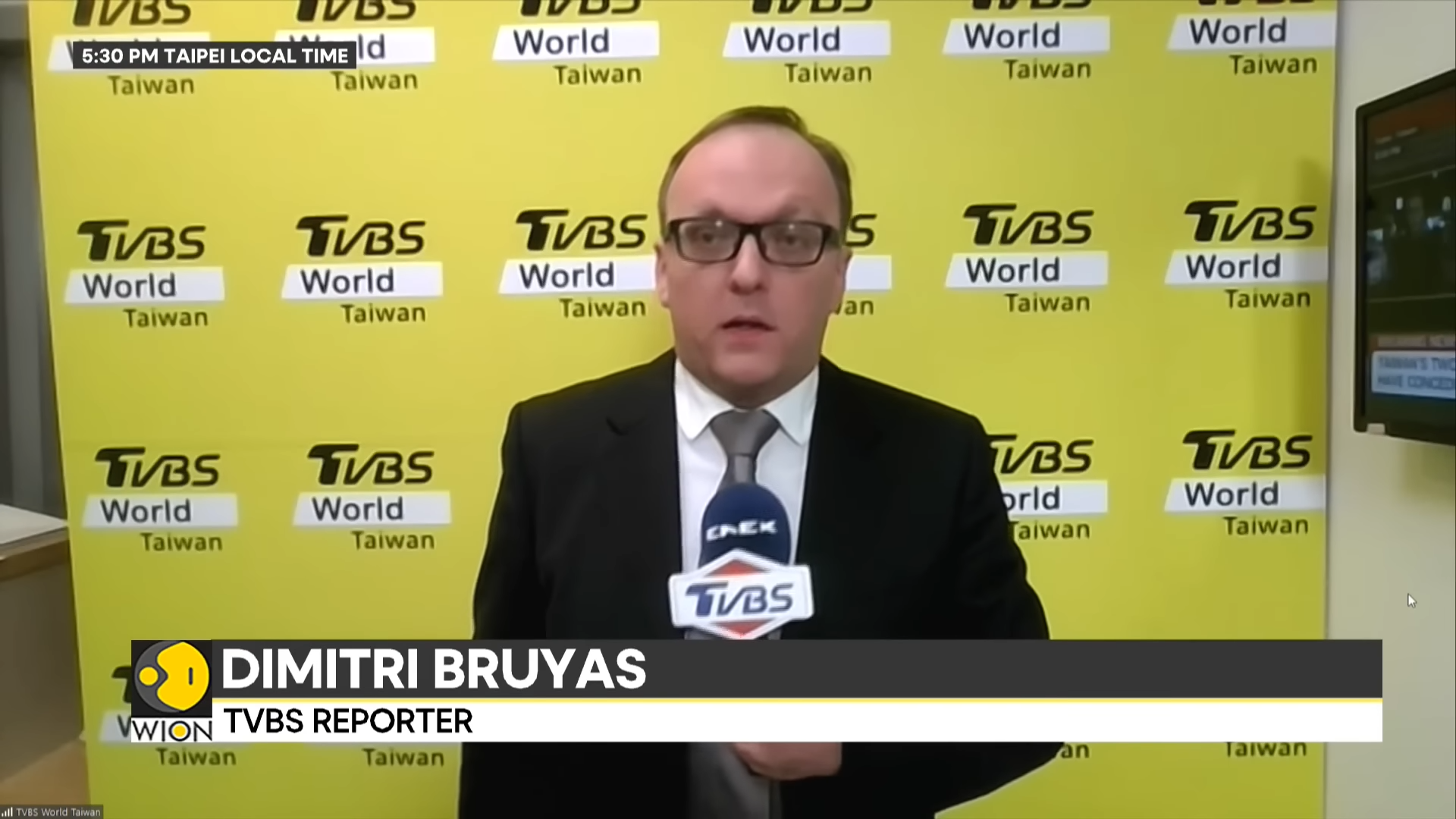 In a noteworthy segment, Dimitri Bruyas, the head of English news, engaged in an insightful online discussion with anchors.