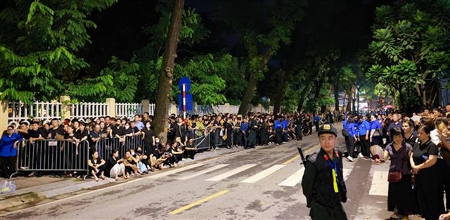 Tens of thousands lined up at night to pay respects to General Secretary Nguyễn Phú Trọng as visiting hours extended